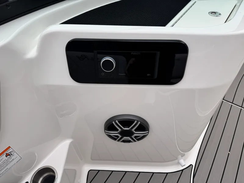 Slide: The Image of Sea Ray SDX 230 2026 - 28