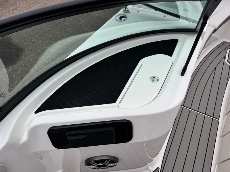 Slide: The Image of Sea Ray SDX 230 2026 - 29