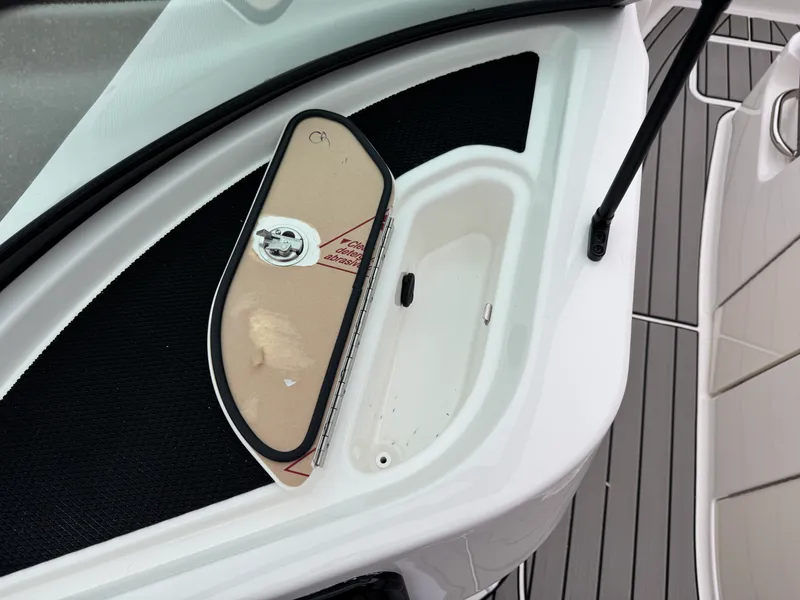 Slide: The Image of Sea Ray SDX 230 2026 - 30