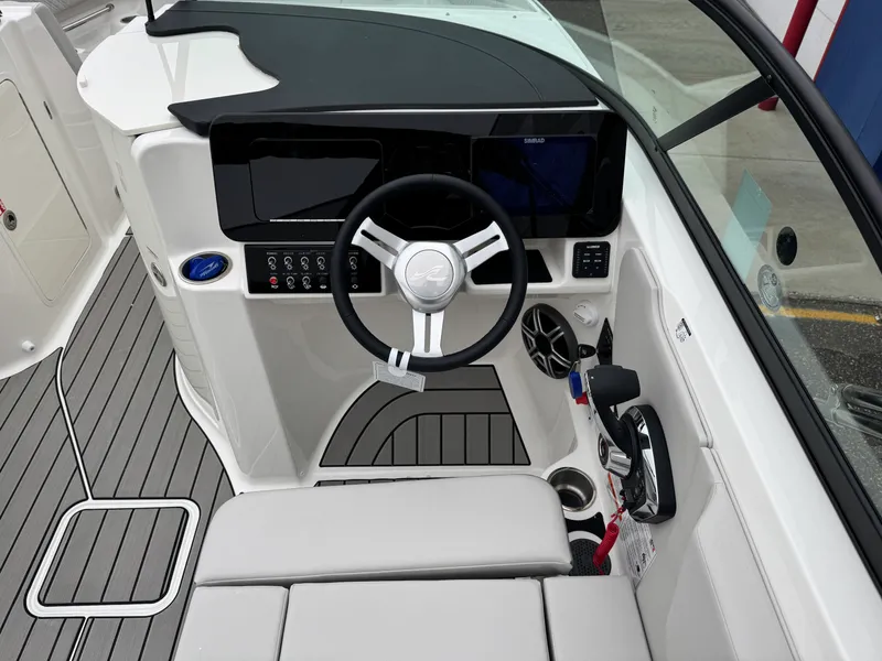 Slide: The Image of Sea Ray SDX 230 2026 - 35