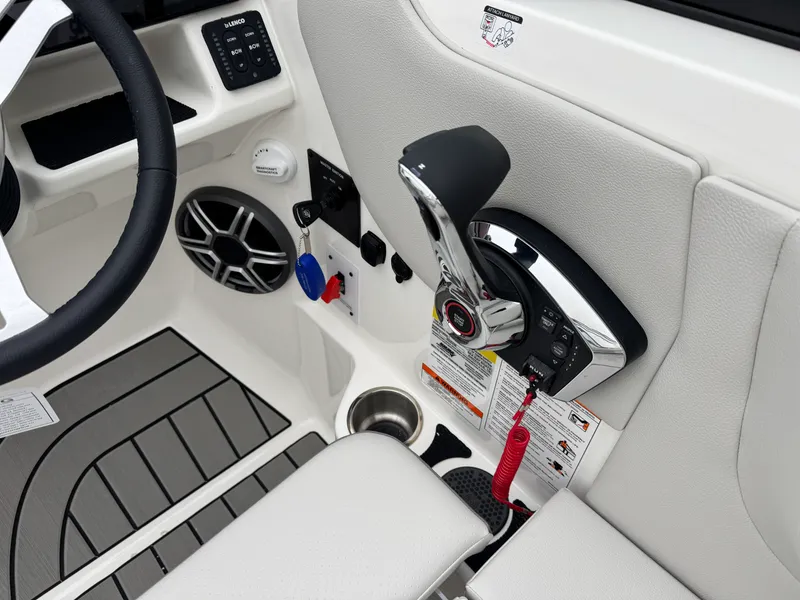 Slide: The Image of Sea Ray SDX 230 2026 - 38