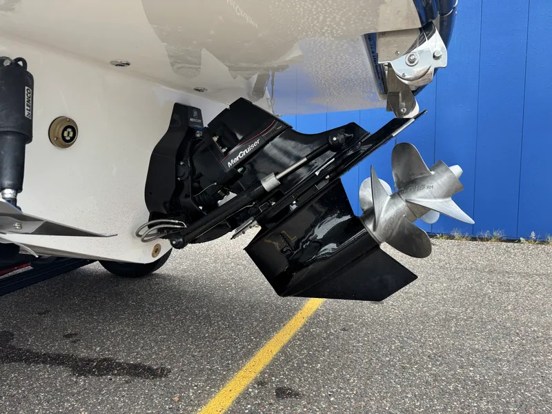 Slide: The Image of Sea Ray SDX 230 2026 - 4