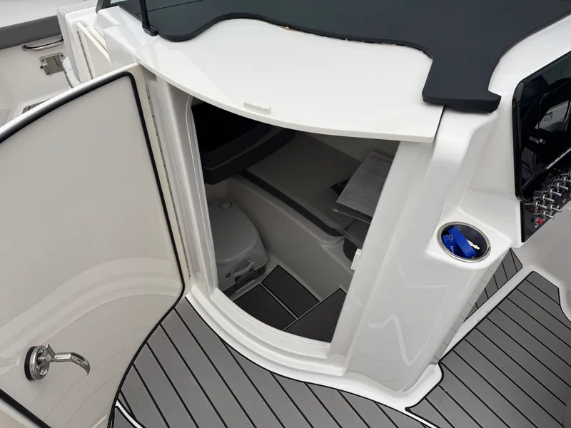 Slide: The Image of Sea Ray SDX 230 2026 - 40