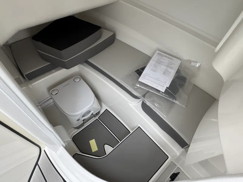 Slide: The Image of Sea Ray SDX 230 2026 - 41