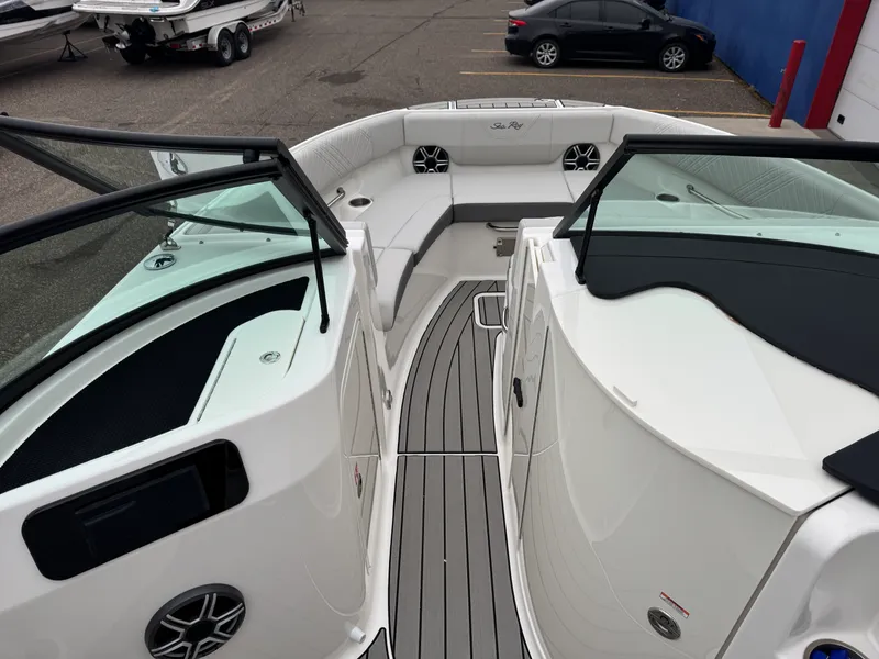 Slide: The Image of Sea Ray SDX 230 2026 - 42