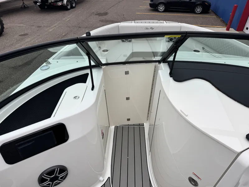 Slide: The Image of Sea Ray SDX 230 2026 - 43