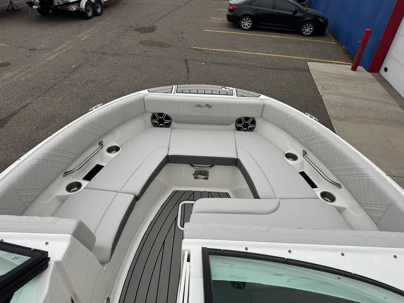 Slide: The Image of Sea Ray SDX 230 2026 - 44