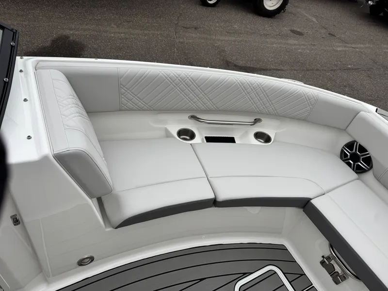 Slide: The Image of Sea Ray SDX 230 2026 - 45