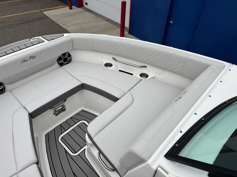 Slide: The Image of Sea Ray SDX 230 2026 - 48