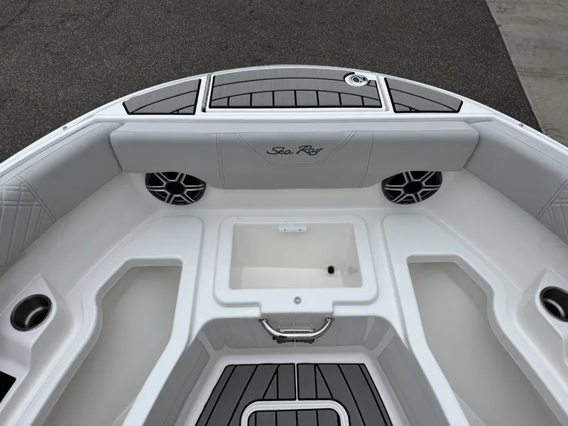 Slide: The Image of Sea Ray SDX 230 2026 - 52