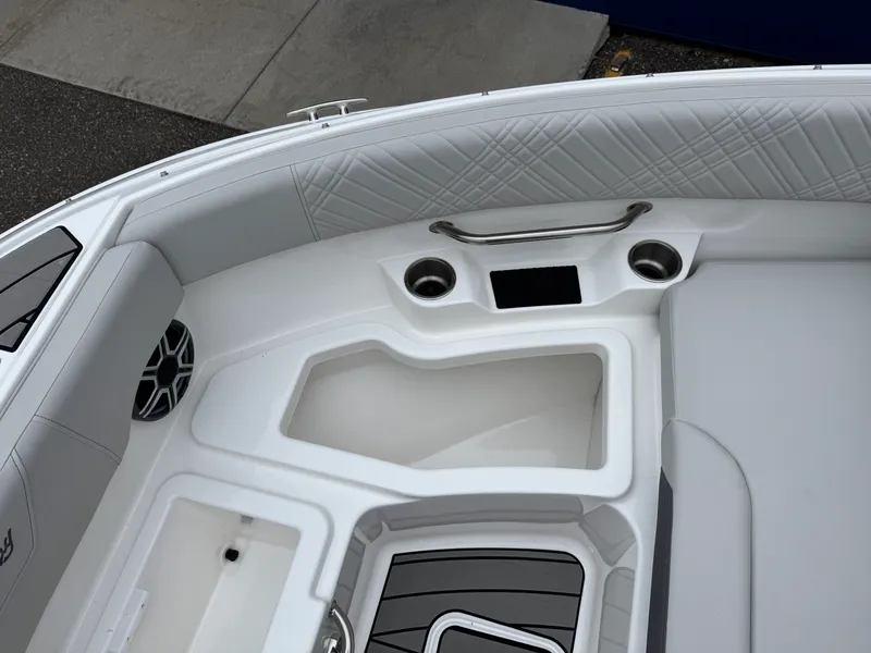 Slide: The Image of Sea Ray SDX 230 2026 - 53