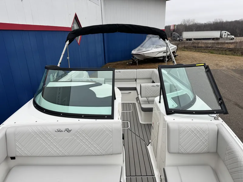 Slide: The Image of Sea Ray SDX 230 2026 - 56