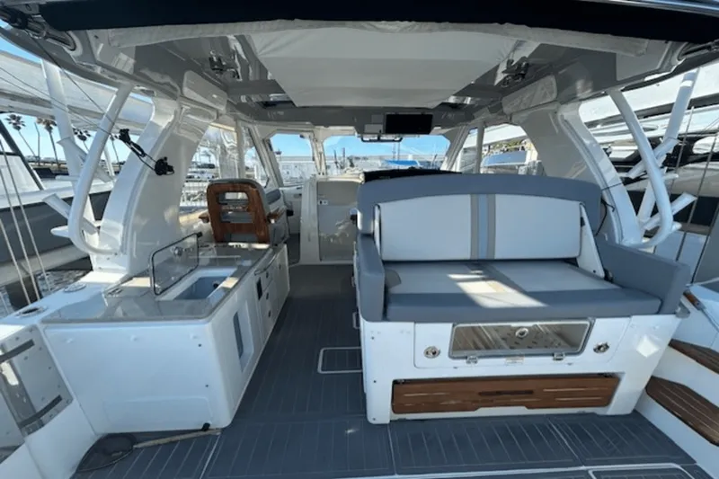 Slide: The Image of Boston Whaler 380 REALM 2024 - 12