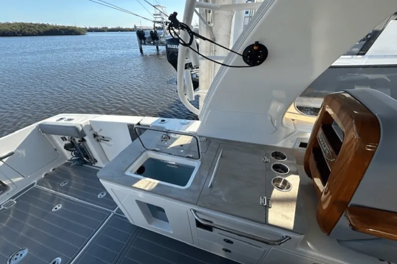 Slide: The Image of Boston Whaler 380 REALM 2024 - 14