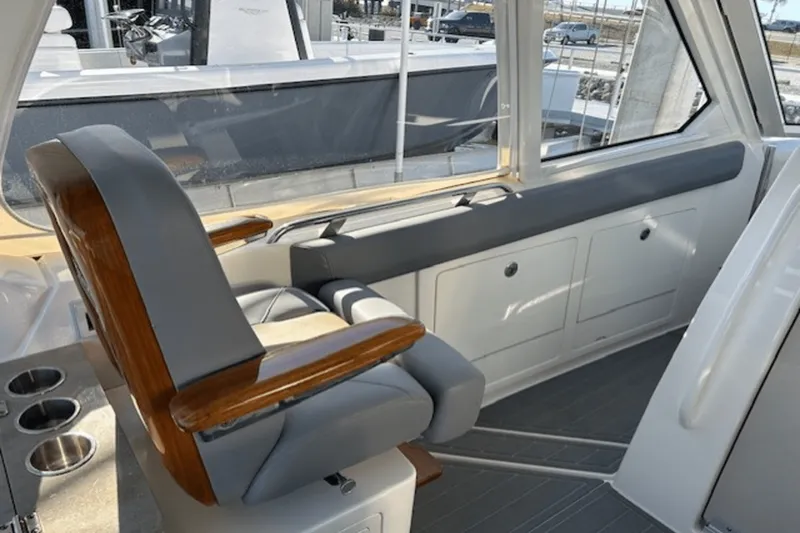 Slide: The Image of Boston Whaler 380 REALM 2024 - 22