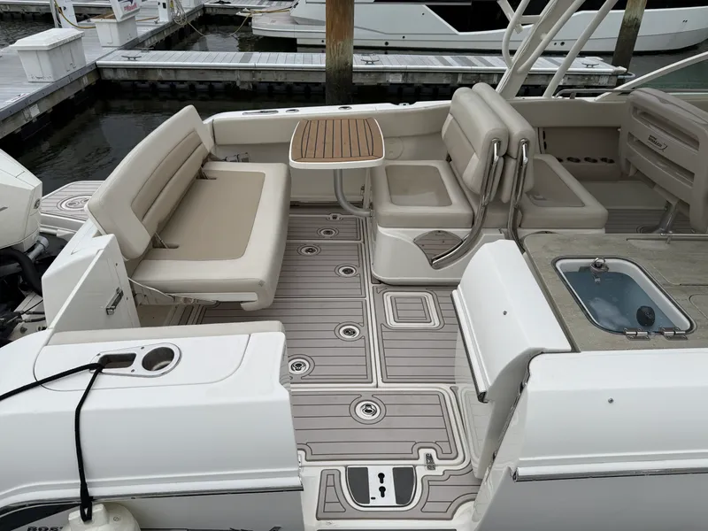 Slide: The Image of Boston Whaler 320 VANTAGE 2020 - 13