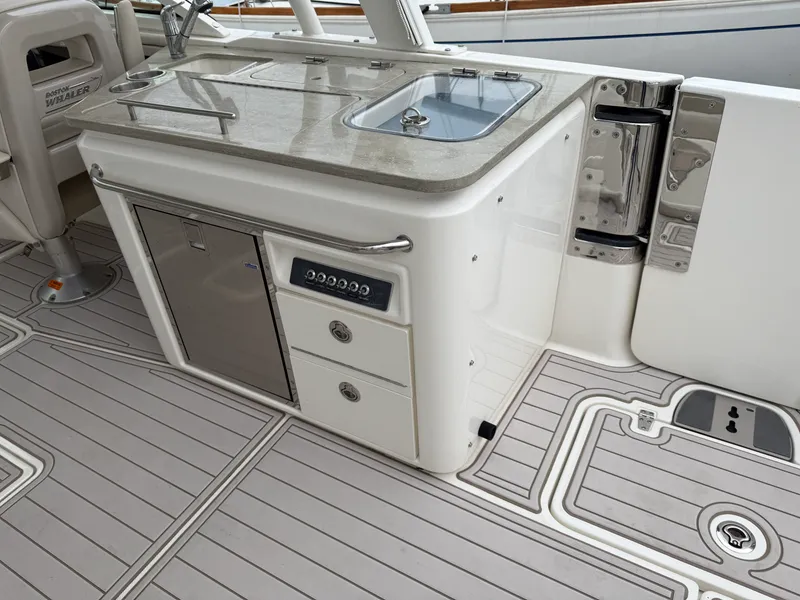 Slide: The Image of Boston Whaler 320 VANTAGE 2020 - 18