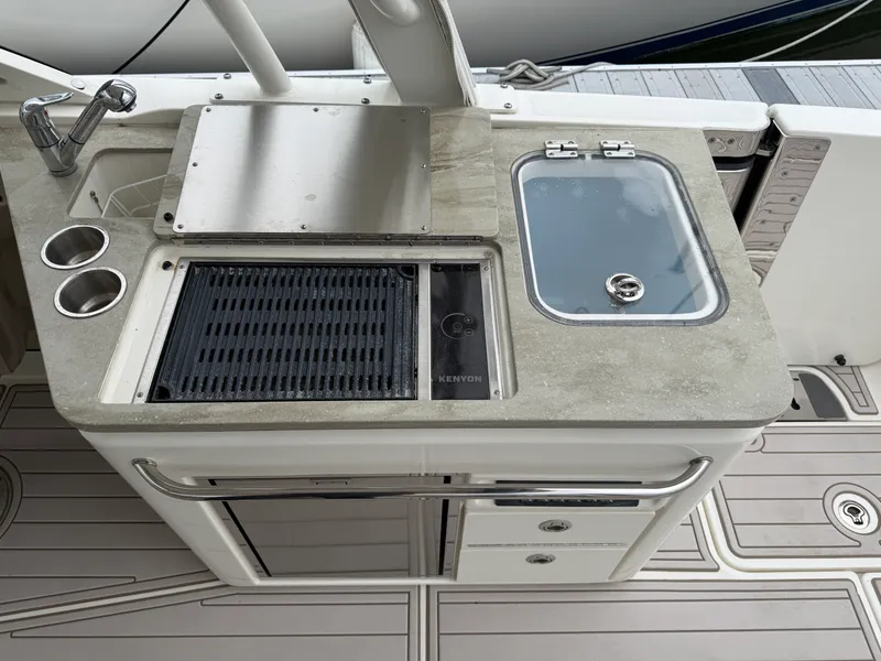 Slide: The Image of Boston Whaler 320 VANTAGE 2020 - 19