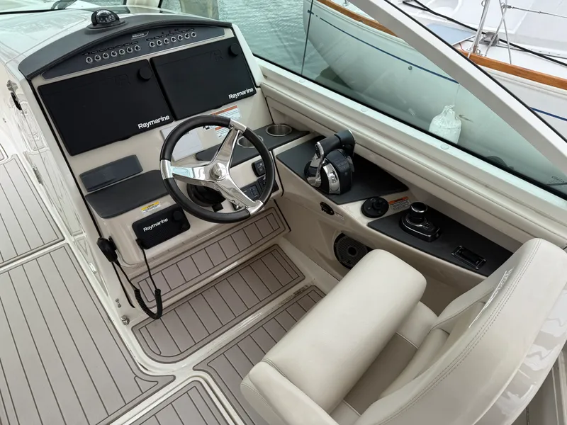 Slide: The Image of Boston Whaler 320 VANTAGE 2020 - 20