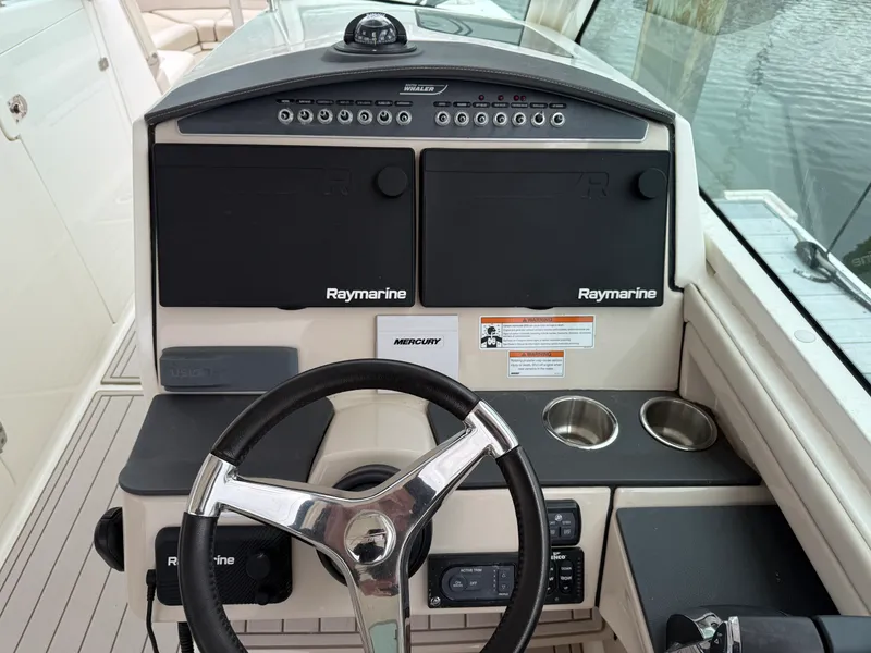 Slide: The Image of Boston Whaler 320 VANTAGE 2020 - 22