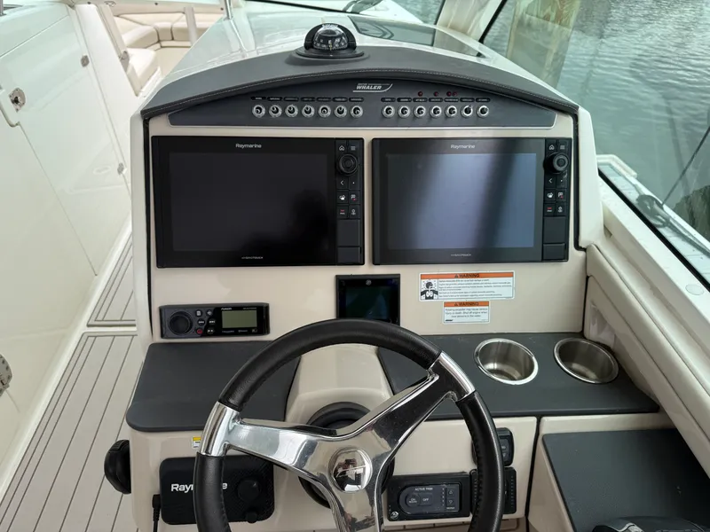 Slide: The Image of Boston Whaler 320 VANTAGE 2020 - 23
