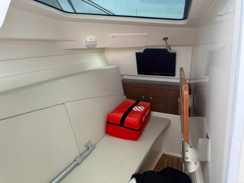 Slide: The Image of Boston Whaler 320 VANTAGE 2020 - 24