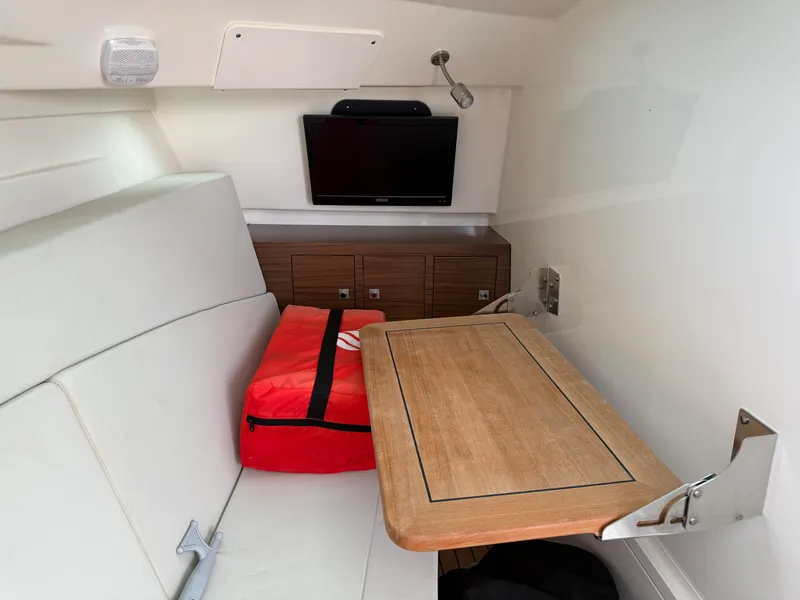 Slide: The Image of Boston Whaler 320 VANTAGE 2020 - 25