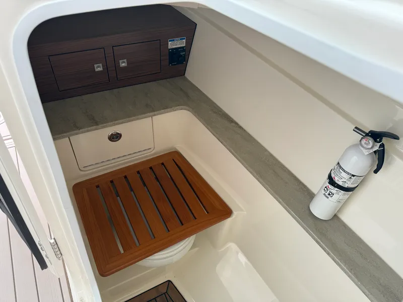 Slide: The Image of Boston Whaler 320 VANTAGE 2020 - 26