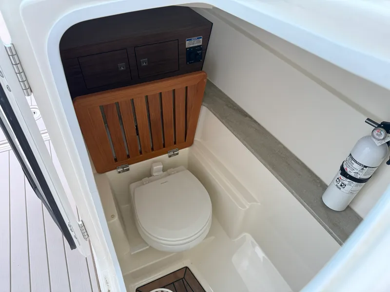 Slide: The Image of Boston Whaler 320 VANTAGE 2020 - 27