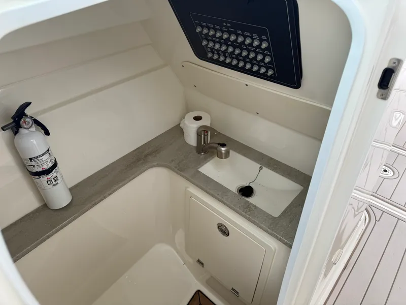 Slide: The Image of Boston Whaler 320 VANTAGE 2020 - 28