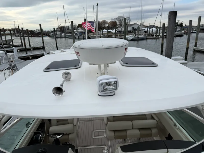 Slide: The Image of Boston Whaler 320 VANTAGE 2020 - 30