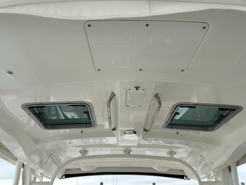 Slide: The Image of Boston Whaler 320 VANTAGE 2020 - 31