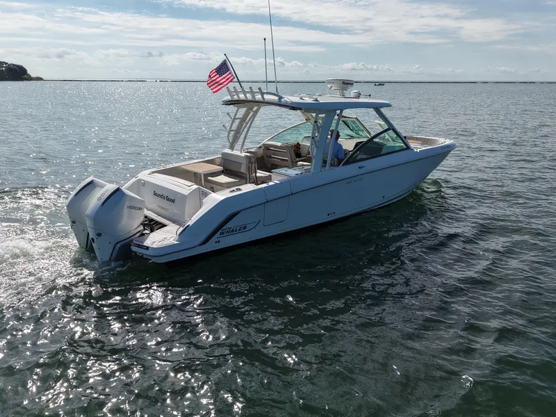 Slide: The Image of Boston Whaler 320 VANTAGE 2020 - 4