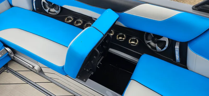 Slide: The Image of Malibu 23 LSV 2020 - 15