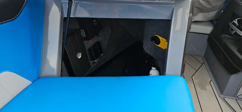 Slide: The Image of Malibu 23 LSV 2020 - 16