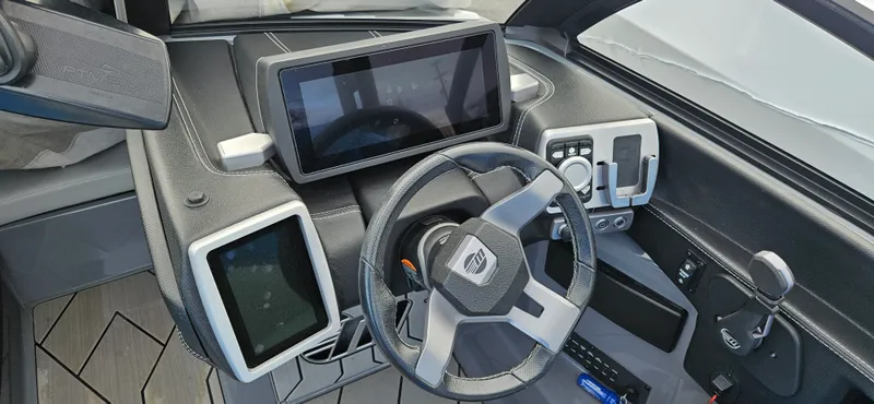 Slide: The Image of Malibu 23 LSV 2020 - 18