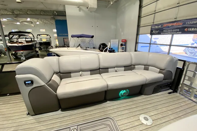 Slide: The Image of Ranger 2500LS 2023 - 19