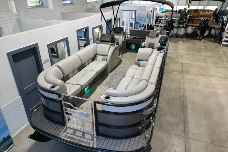 Slide: The Image of Ranger 2500LS 2023 - 3