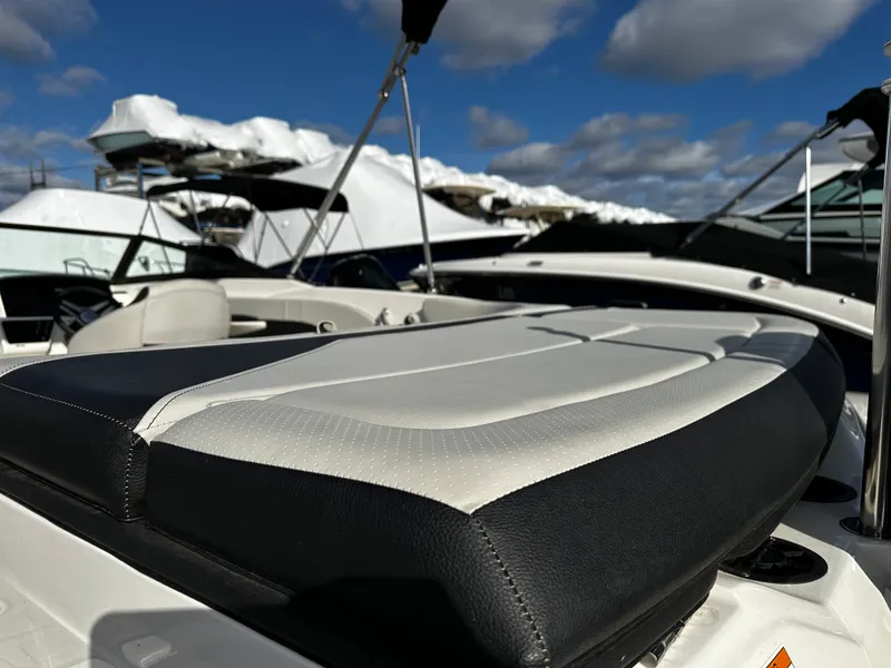 Slide: The Image of Sea Ray 210 SPX-OB 2023 - 11