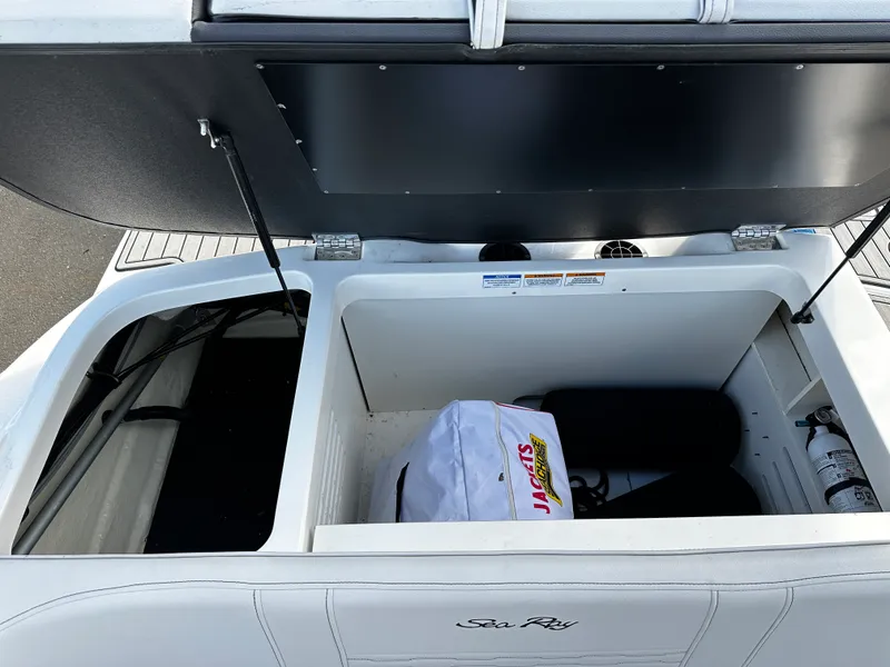 Slide: The Image of Sea Ray 210 SPX-OB 2023 - 15