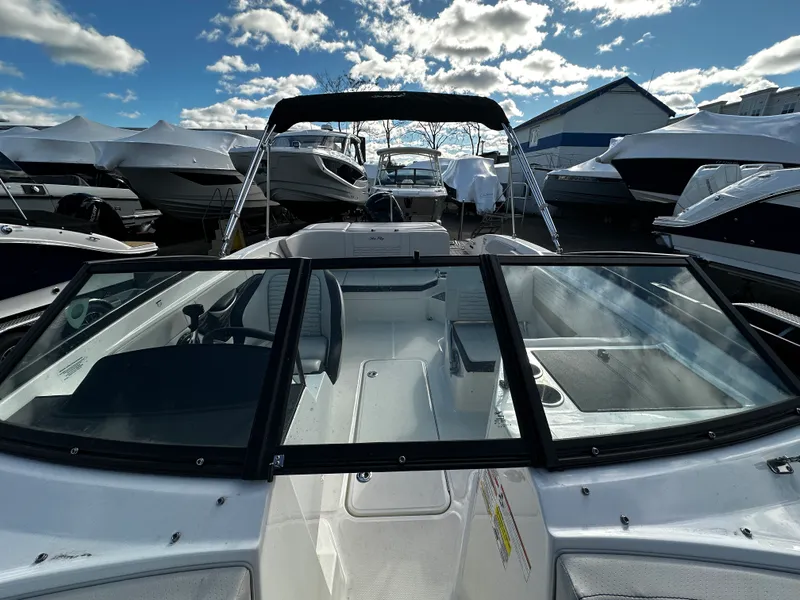 Slide: The Image of Sea Ray 210 SPX-OB 2023 - 29