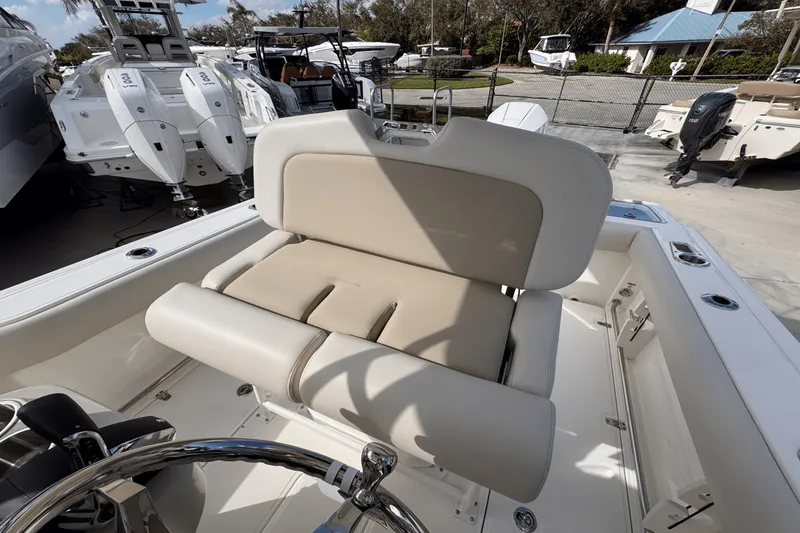 Slide: The Image of Boston Whaler 230 Outrage 2025 - 11