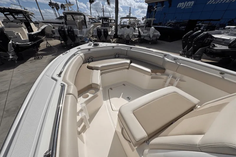 Slide: The Image of Boston Whaler 230 Outrage 2025 - 15
