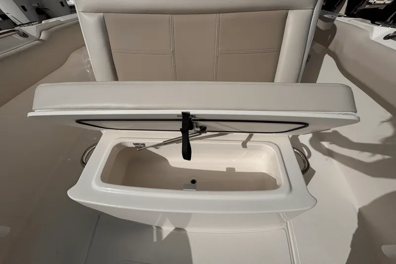 Slide: The Image of Boston Whaler 230 Outrage 2025 - 18
