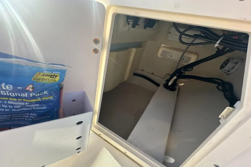 Slide: The Image of Boston Whaler 180 DAUNTLESS 2019 - 10