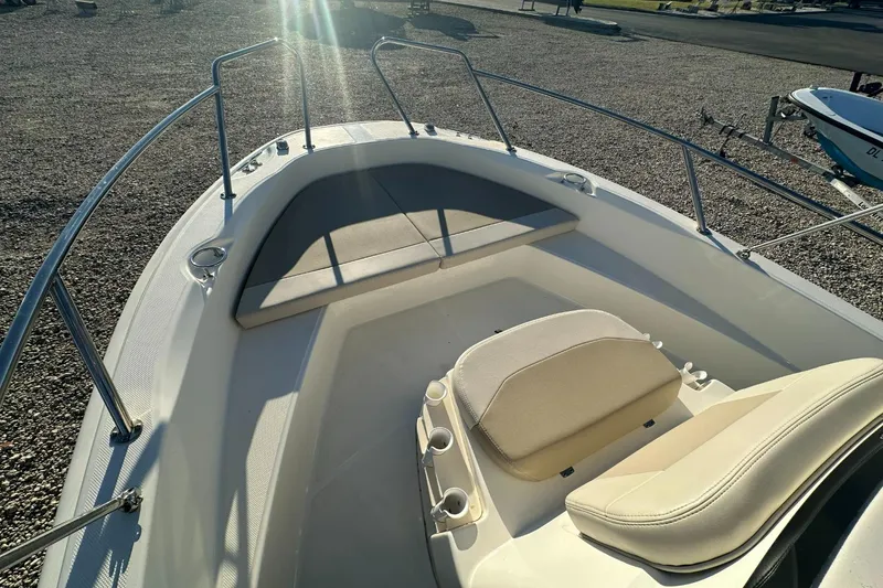 Slide: The Image of Boston Whaler 180 DAUNTLESS 2019 - 11