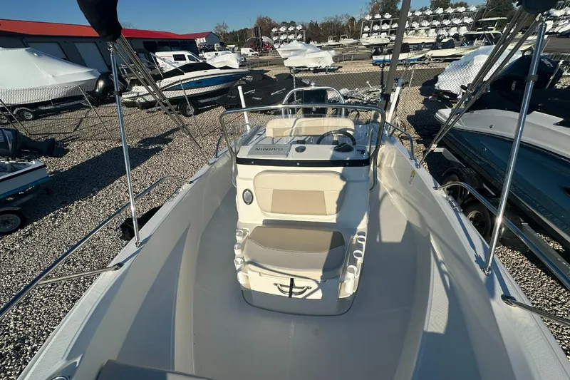 Slide: The Image of Boston Whaler 180 DAUNTLESS 2019 - 12