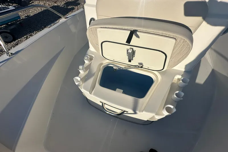 Slide: The Image of Boston Whaler 180 DAUNTLESS 2019 - 13