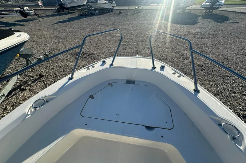Slide: The Image of Boston Whaler 180 DAUNTLESS 2019 - 14