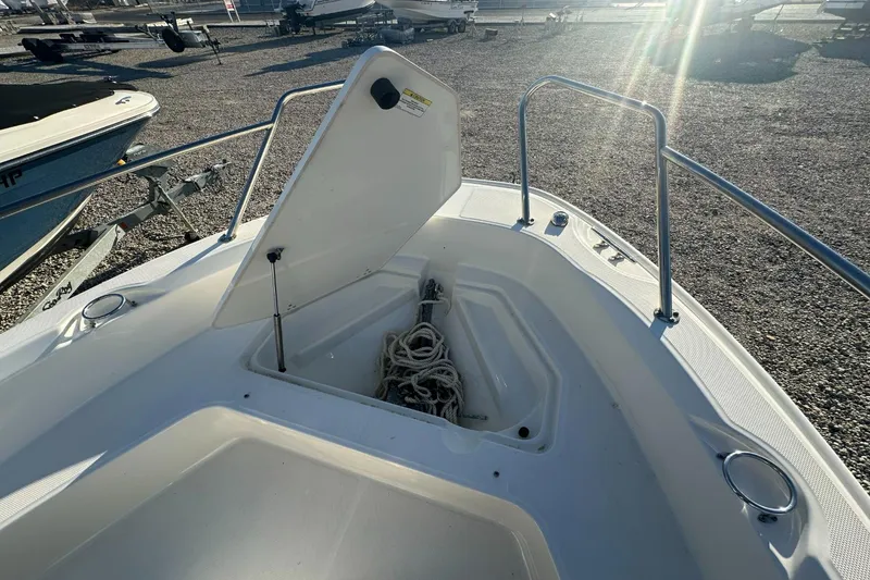Slide: The Image of Boston Whaler 180 DAUNTLESS 2019 - 15
